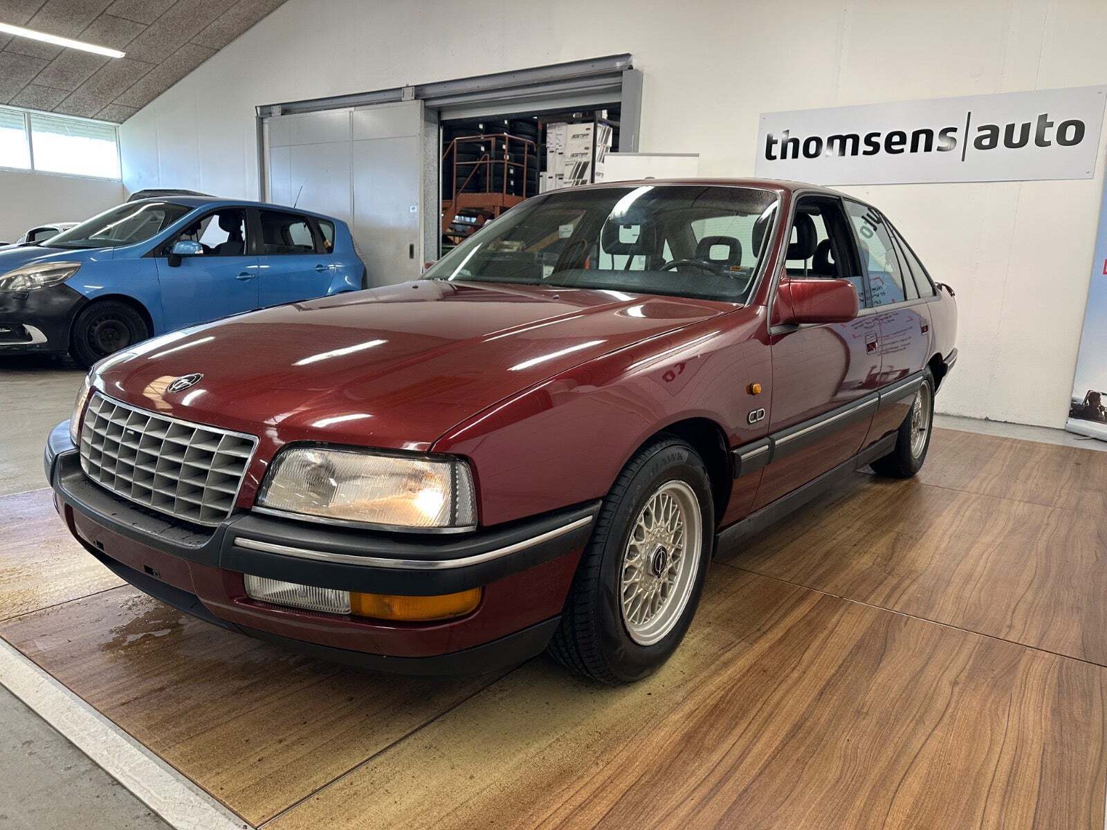 Rød Opel Senator fra 1992 set udefra