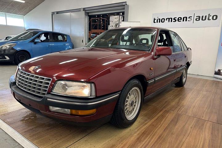 Rød Opel Senator fra 1992 set udefra