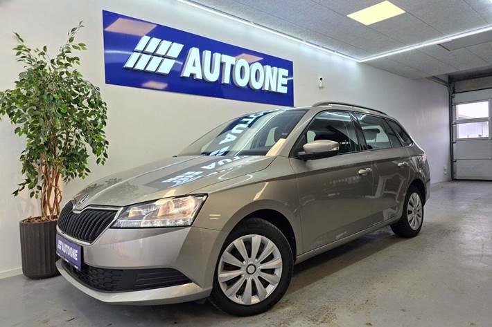 Beige Skoda Fabia fra 2019 set udefra