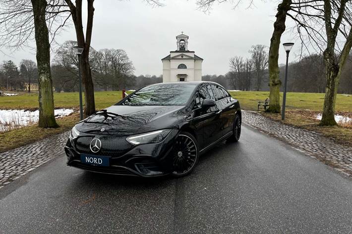 Sort Mercedes EQE350+ fra 2022 set udefra