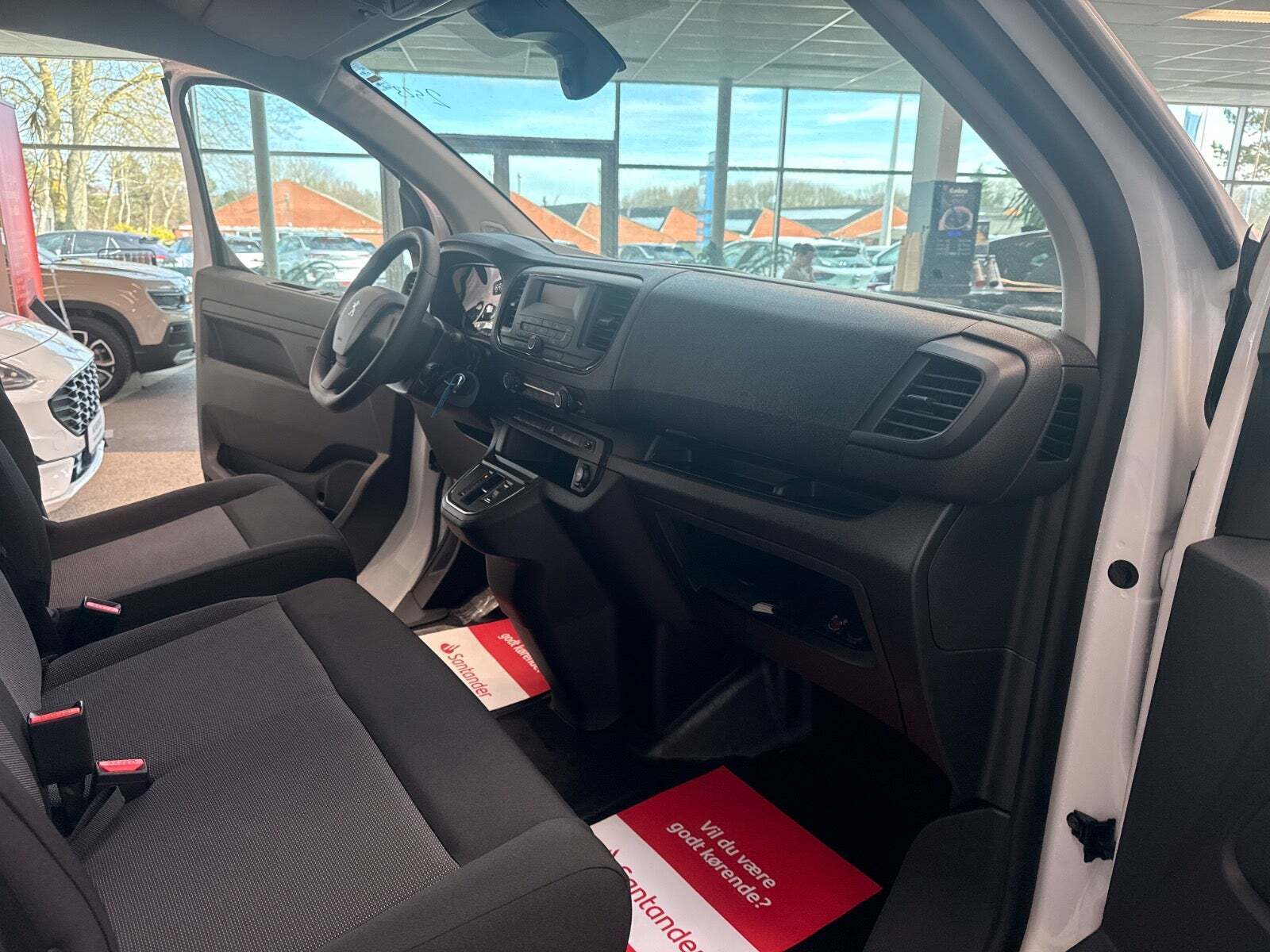 Hvid Peugeot e-Expert fra 2024