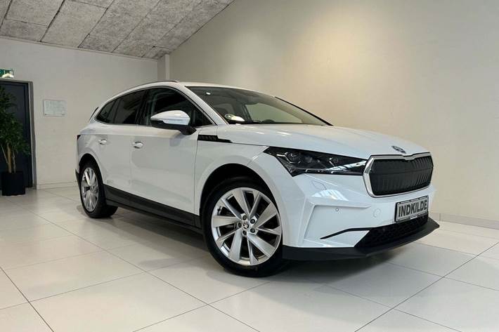 Hvid Skoda Enyaq fra 2023 set udefra