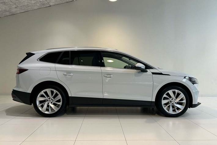 Hvid Skoda Enyaq fra 2023