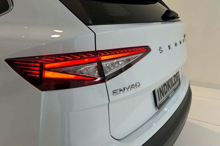 Hvid Skoda Enyaq fra 2023