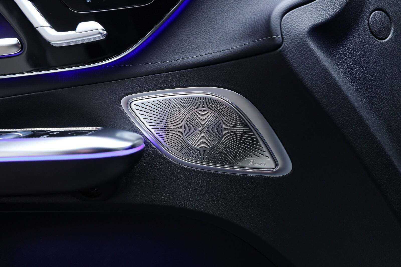 Hvid Mercedes EQE350+ fra 2025