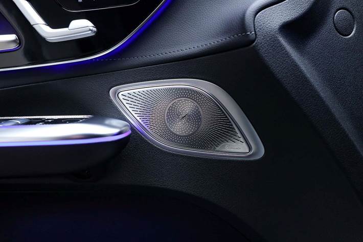 Hvid Mercedes EQE350+ fra 2025