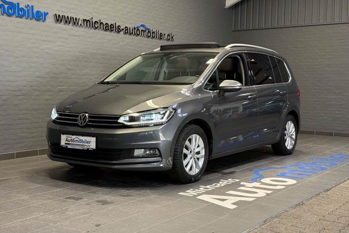 Grå VW Touran fra 2017 set udefra