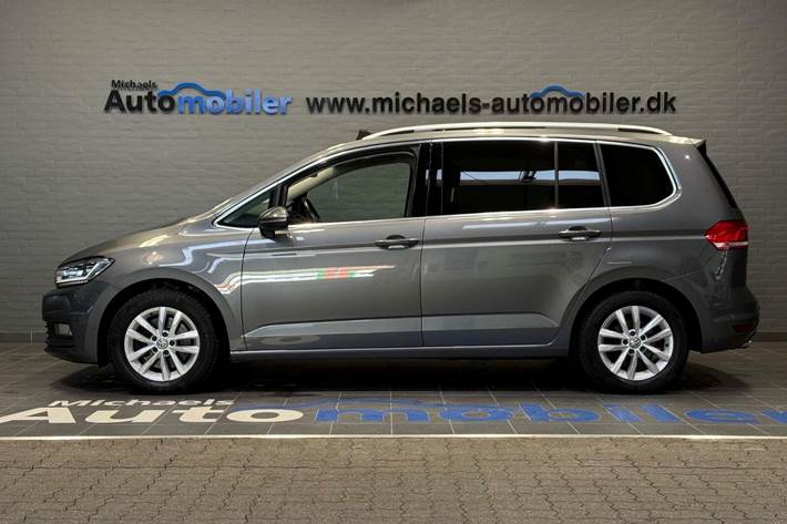Grå VW Touran fra 2017