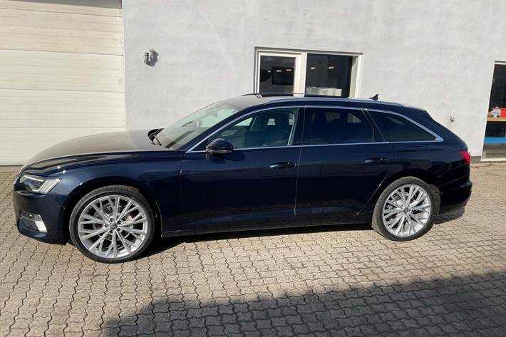 Blå Audi A6 fra 2021