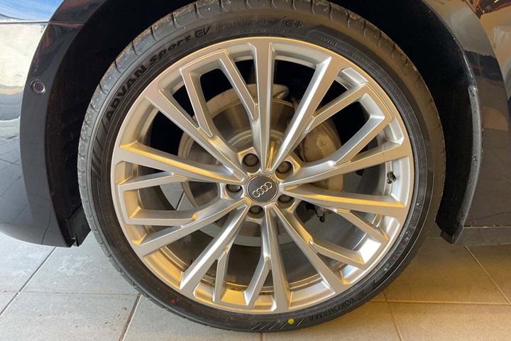 Blå Audi A6 fra 2021