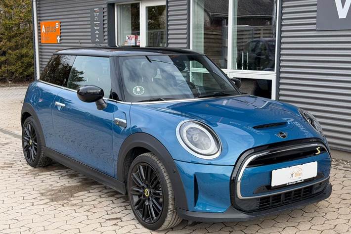 Blå Mini Cooper SE fra 2023 set udefra