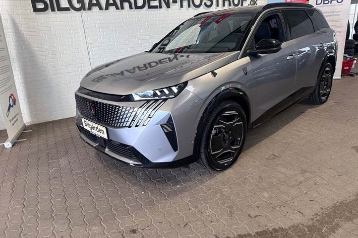 Sølv Peugeot e-5008 fra 2025 set udefra