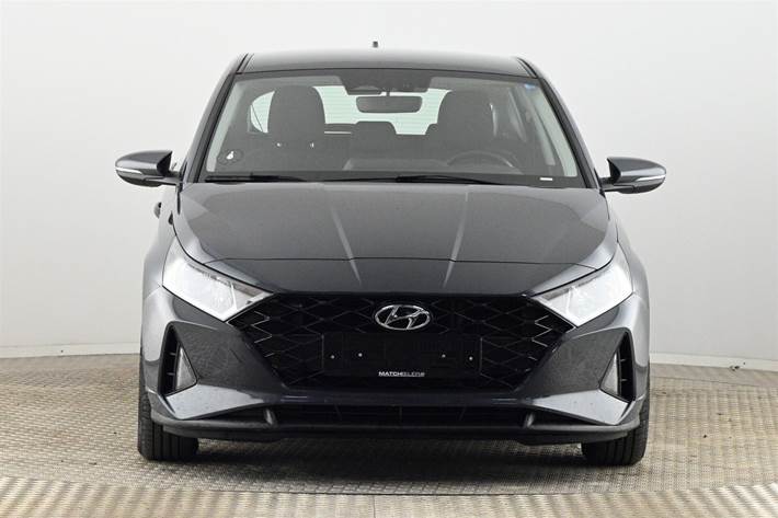 Grå Hyundai i20 fra 2021