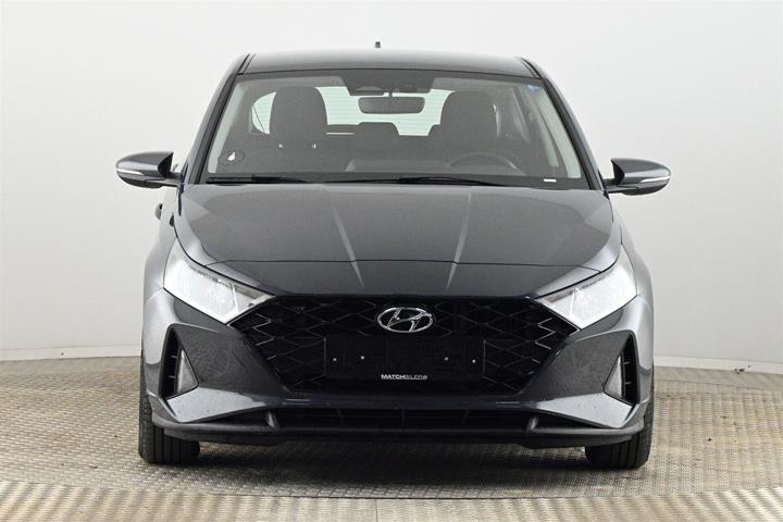 Grå Hyundai i20 fra 2021
