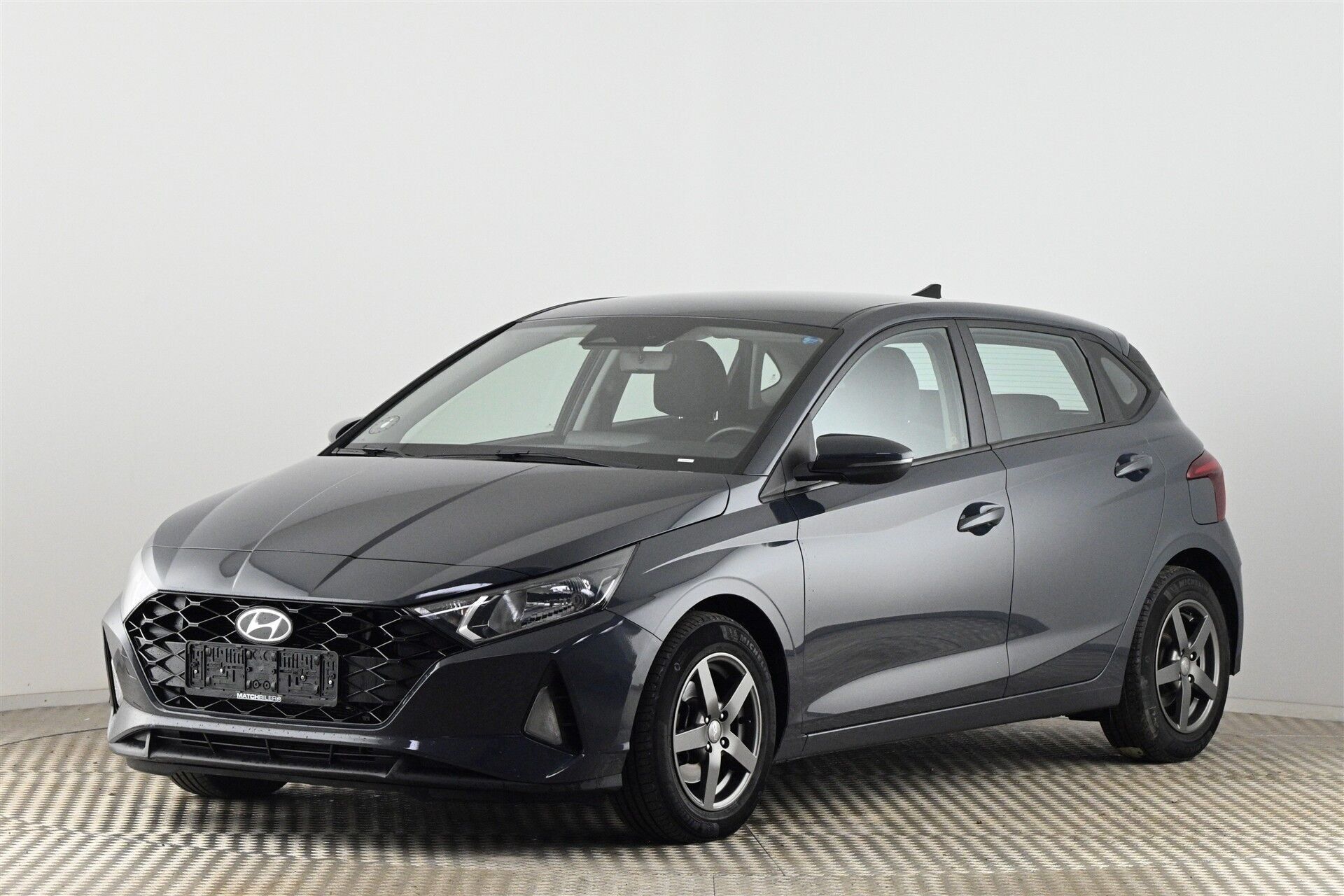 Grå Hyundai i20 fra 2021