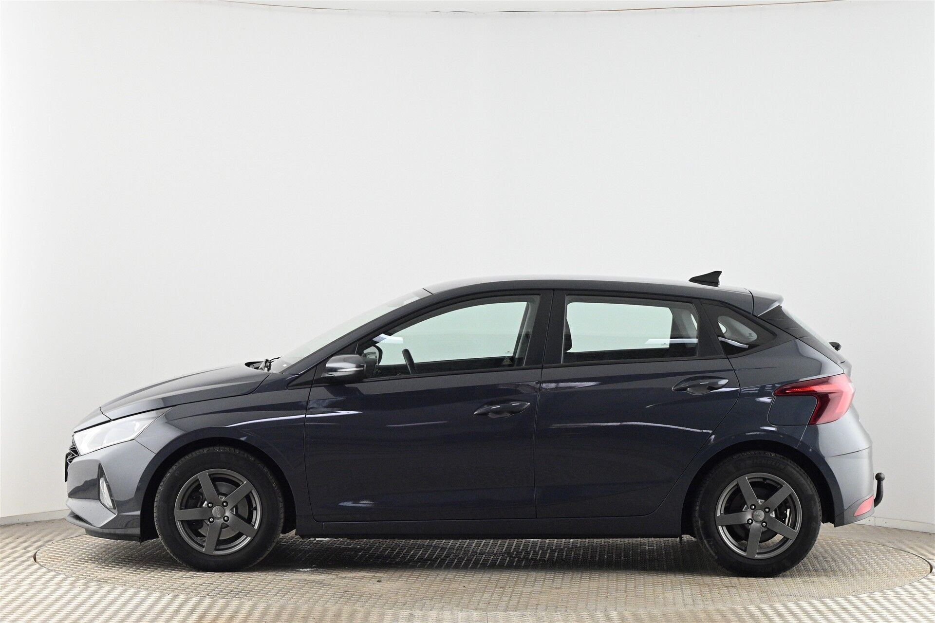 Grå Hyundai i20 fra 2021
