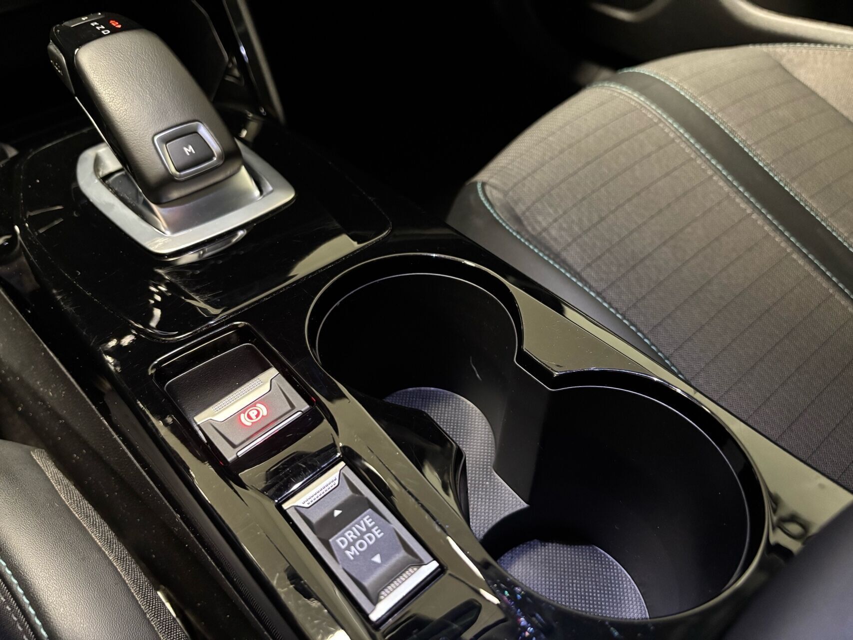 Grå Peugeot 2008 fra 2022