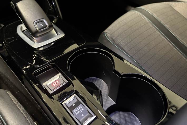 Grå Peugeot 2008 fra 2022