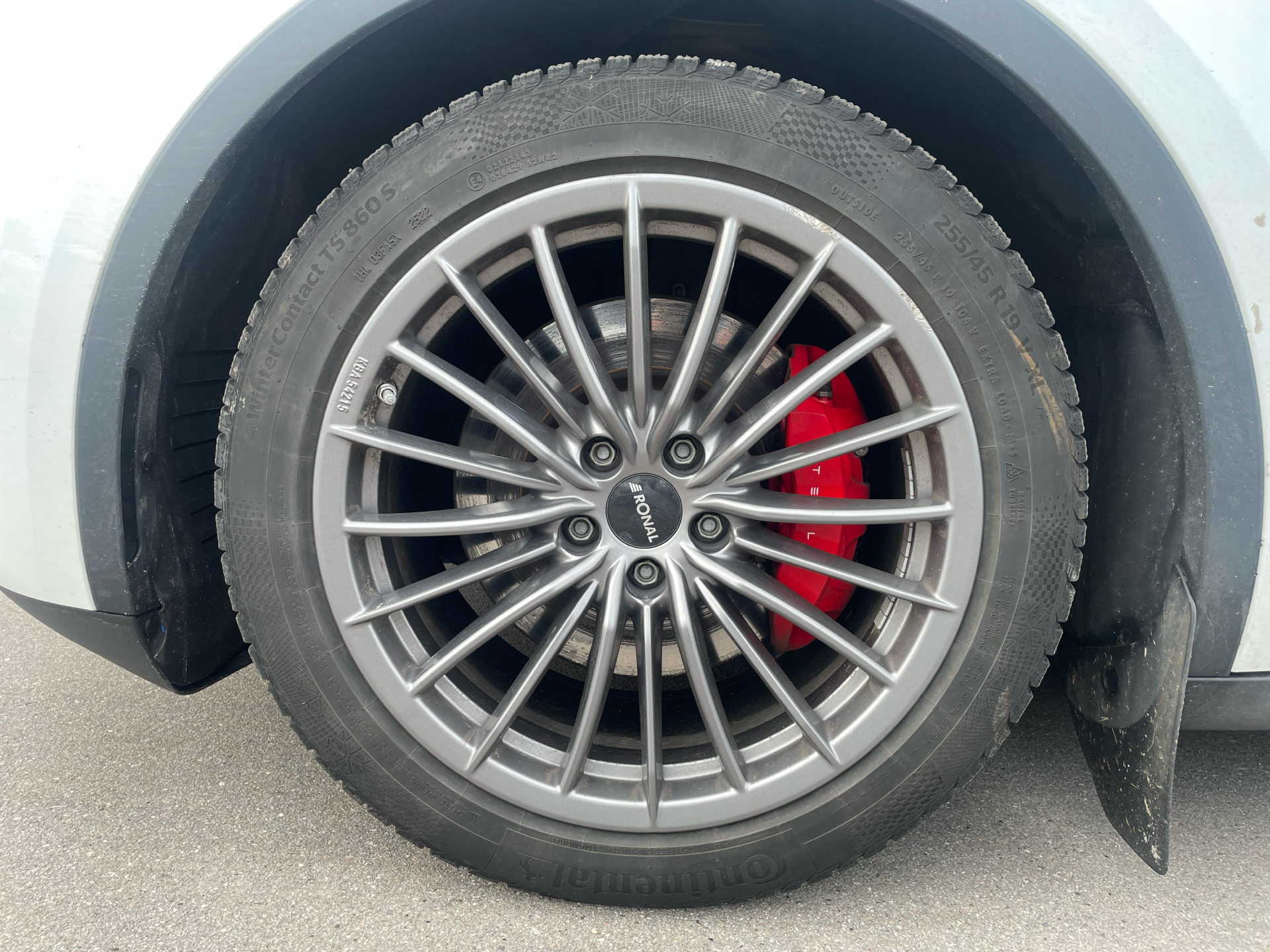 Hvid Tesla Model Y fra 2023