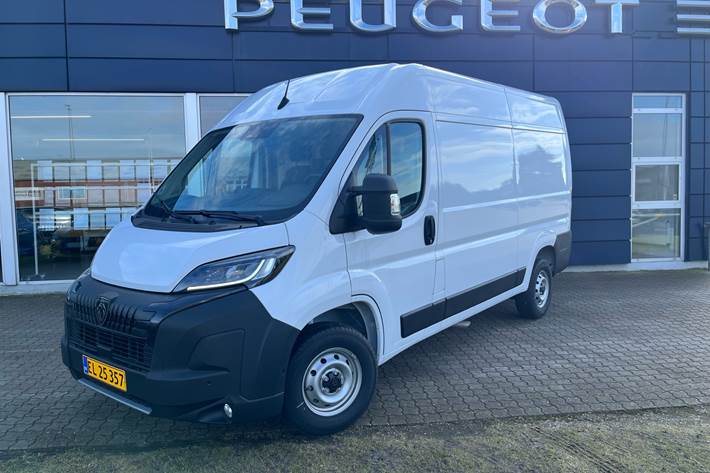 Hvid Peugeot Boxer fra 2025 set udefra