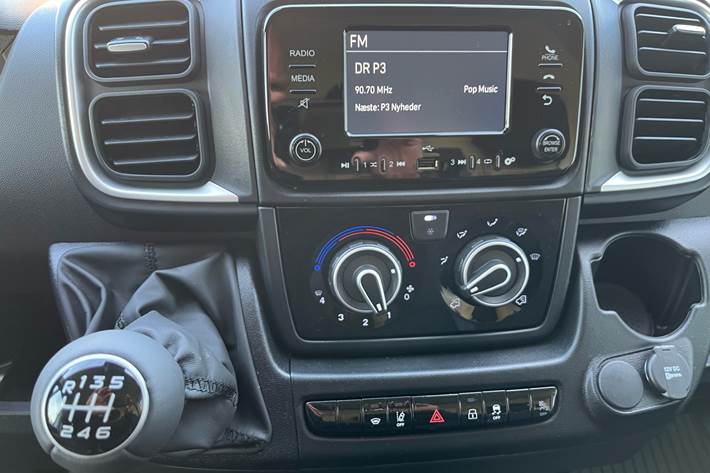 Hvid Peugeot Boxer fra 2025 set indefra