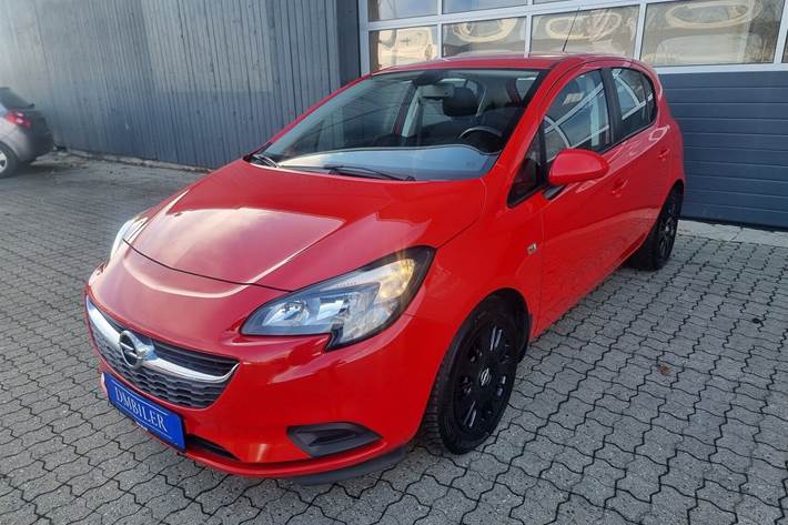 Rød Opel Corsa fra 2015 set udefra