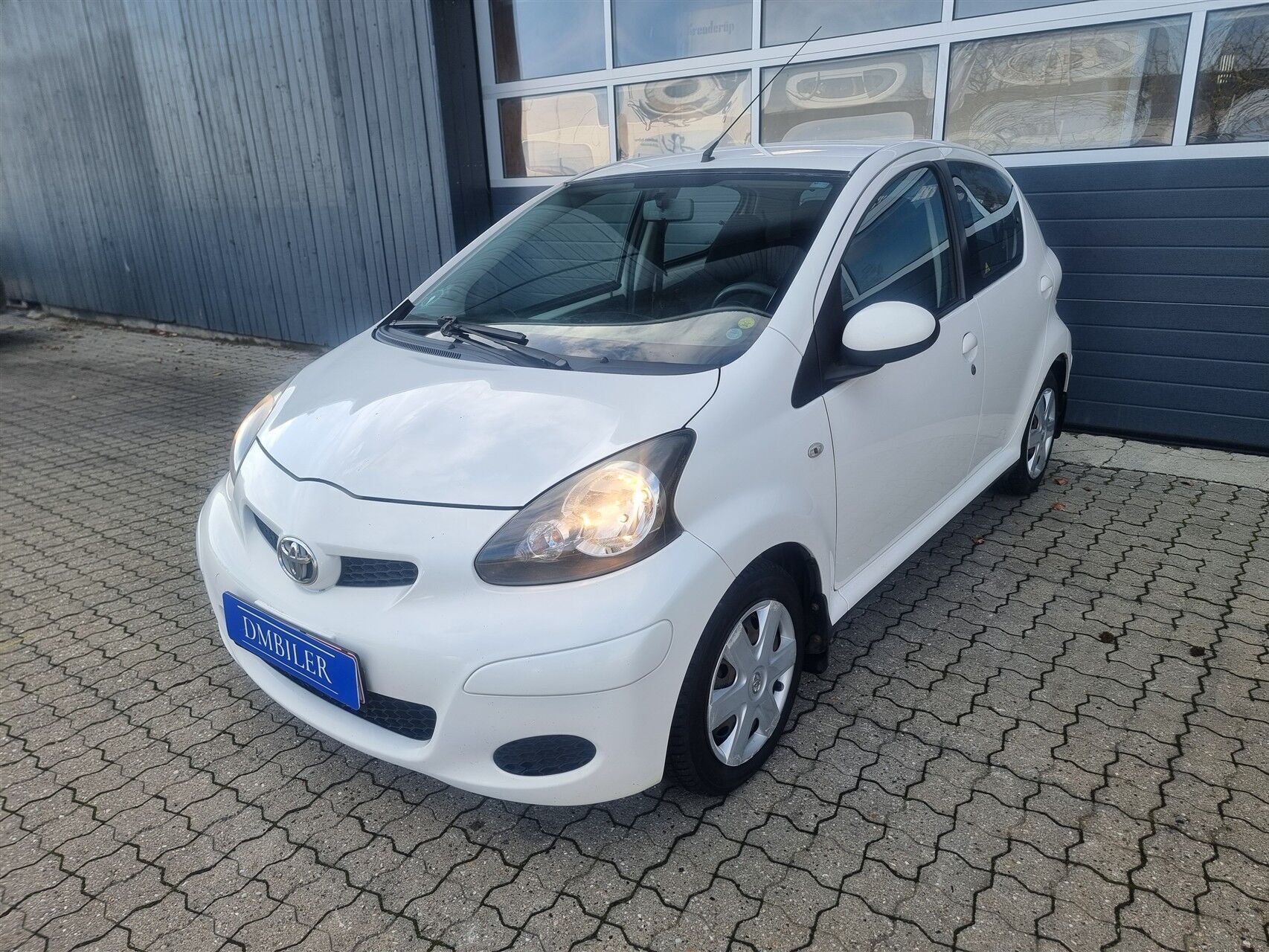 Hvid Toyota Aygo fra 2011