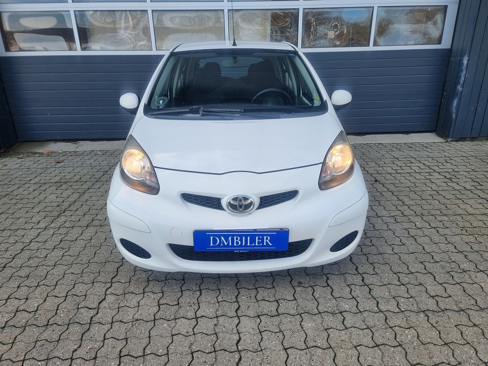 Hvid Toyota Aygo fra 2011