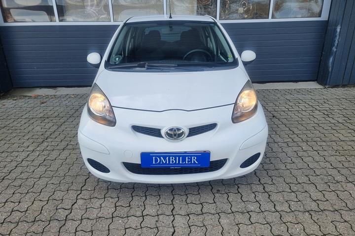 Hvid Toyota Aygo fra 2011