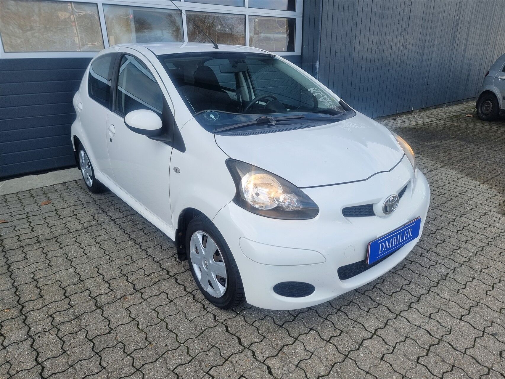 Hvid Toyota Aygo fra 2011