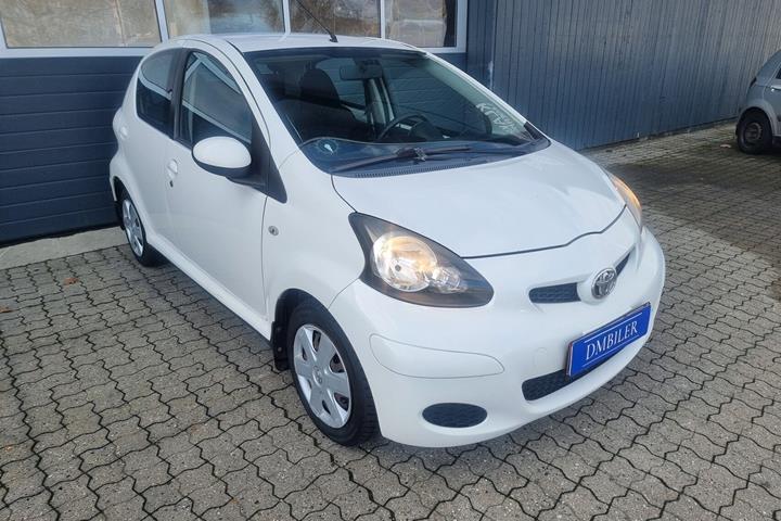 Hvid Toyota Aygo fra 2011