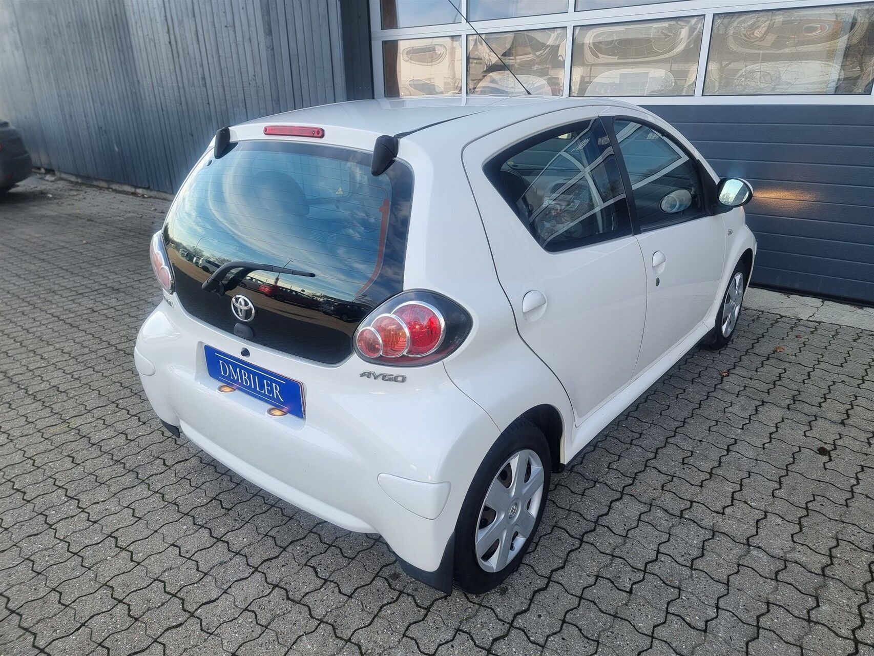 Hvid Toyota Aygo fra 2011