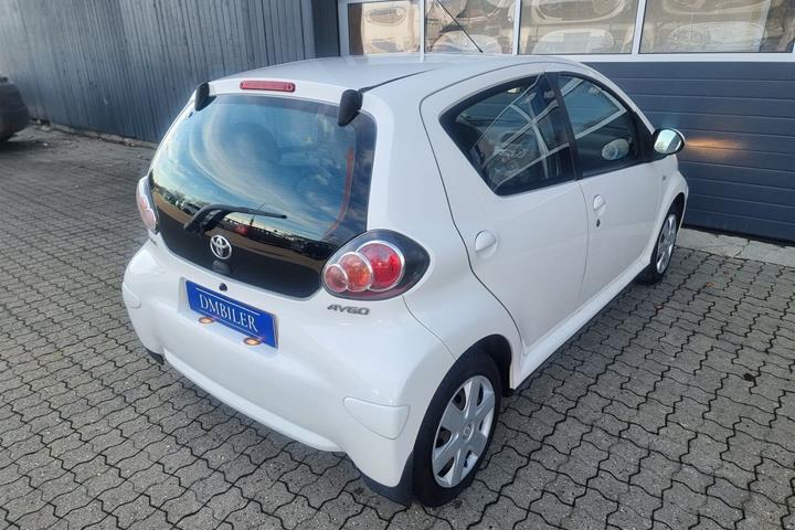Hvid Toyota Aygo fra 2011