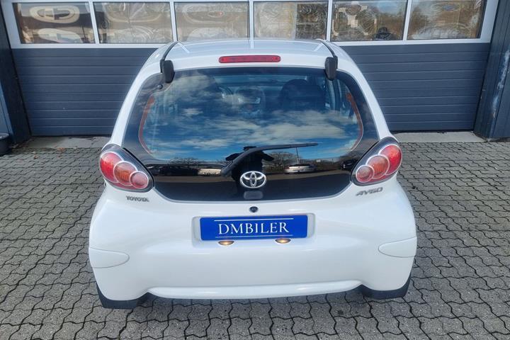 Hvid Toyota Aygo fra 2011