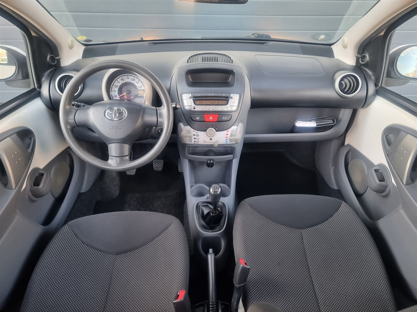 Hvid Toyota Aygo fra 2011