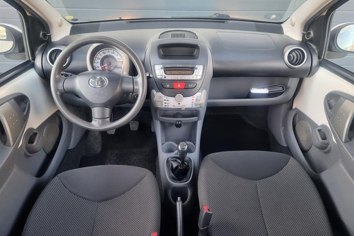 Hvid Toyota Aygo fra 2011