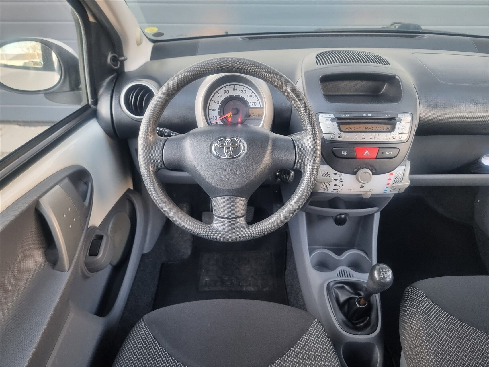 Hvid Toyota Aygo fra 2011
