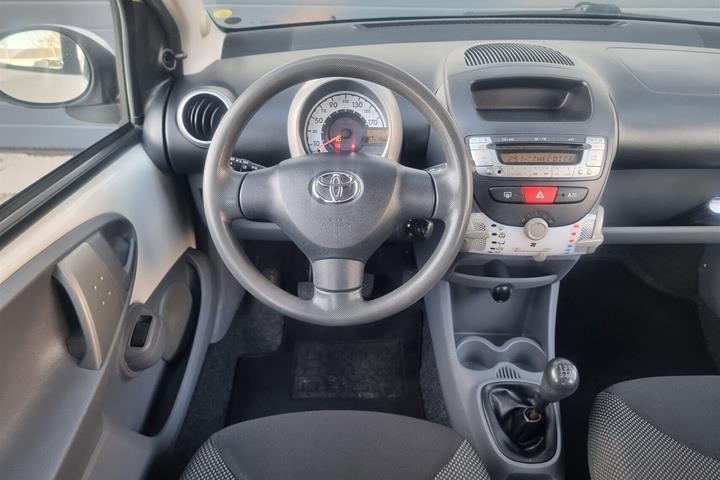 Hvid Toyota Aygo fra 2011