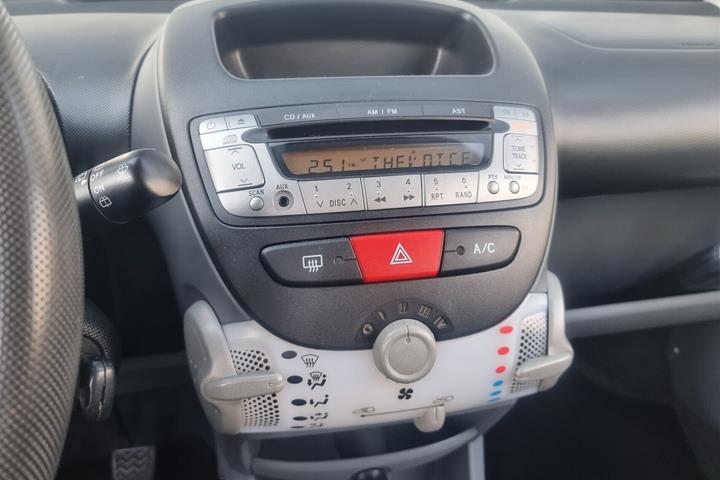 Hvid Toyota Aygo fra 2011