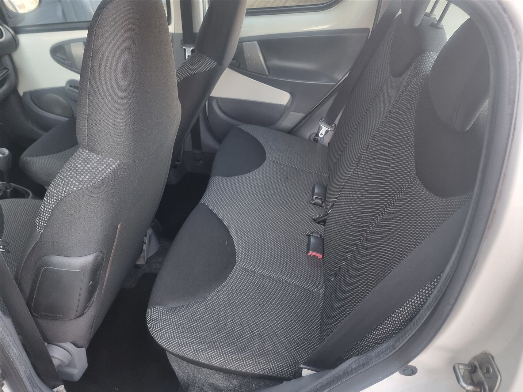 Hvid Toyota Aygo fra 2011