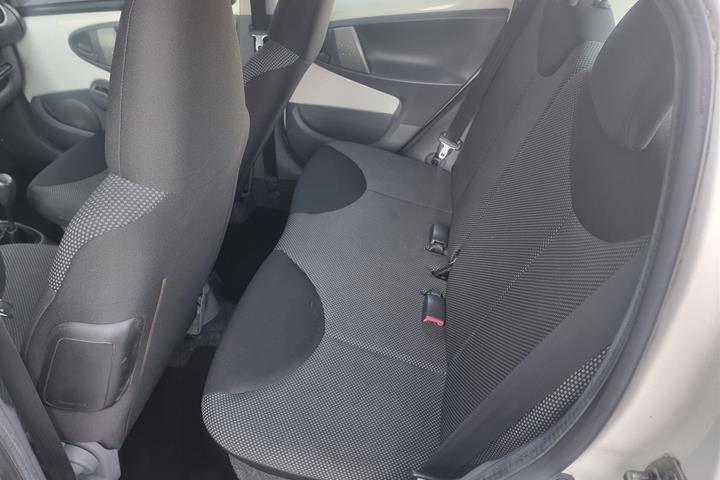 Hvid Toyota Aygo fra 2011