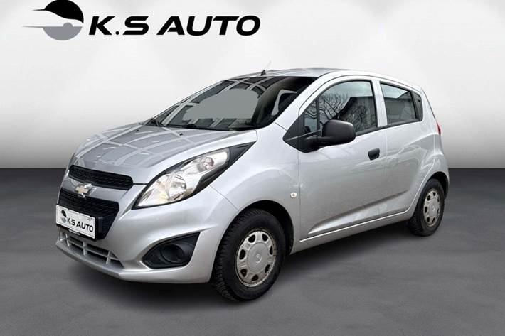 Sølv Chevrolet Spark fra 2014 set udefra