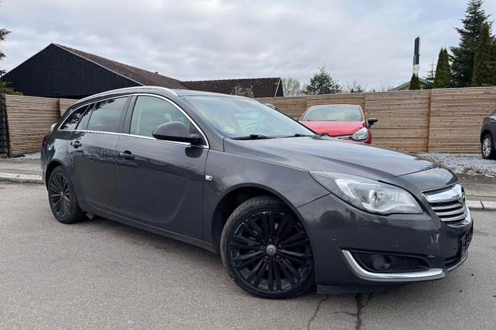 Sort Opel Insignia fra 2014 set udefra