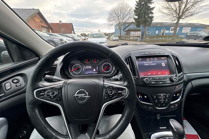 Sort Opel Insignia fra 2014