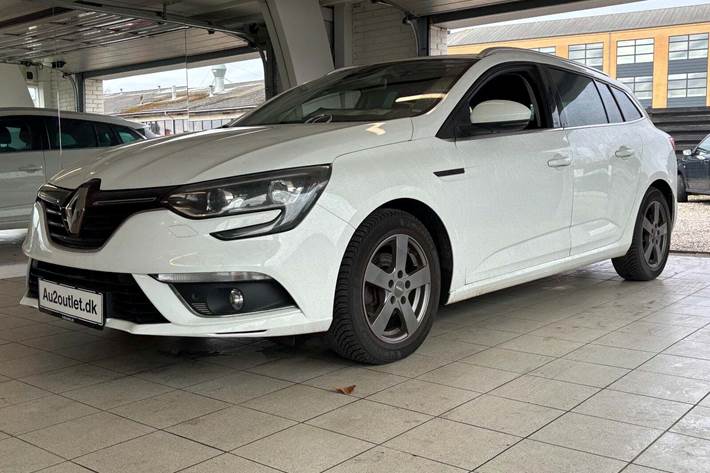 Hvid Renault Megane IV fra 2016 set udefra
