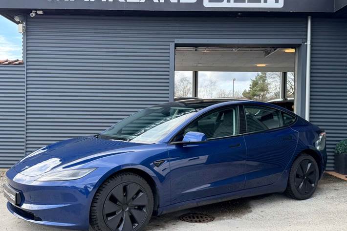 Blå Tesla Model 3 fra 2024 set udefra