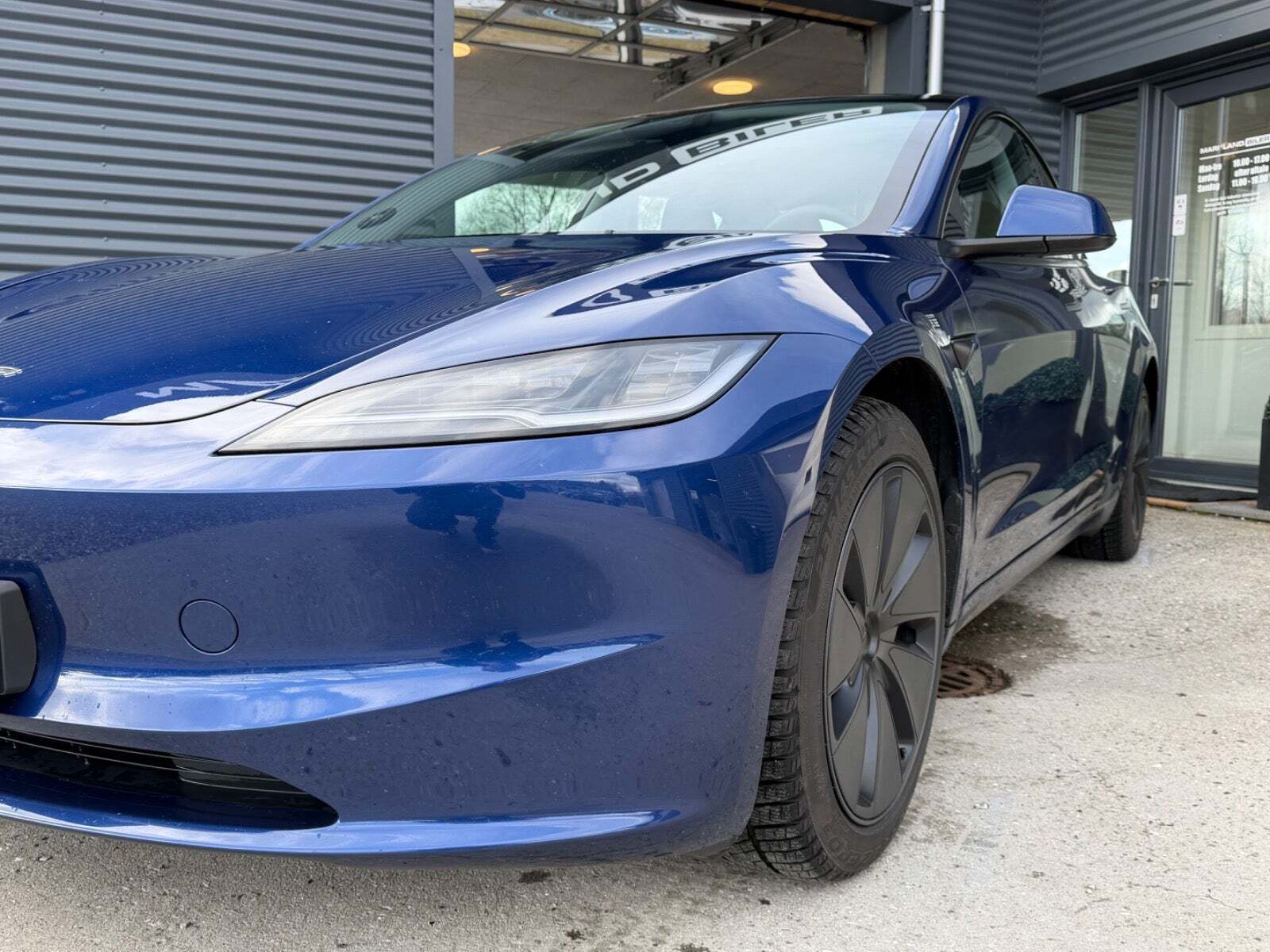 Blå Tesla Model 3 fra 2024