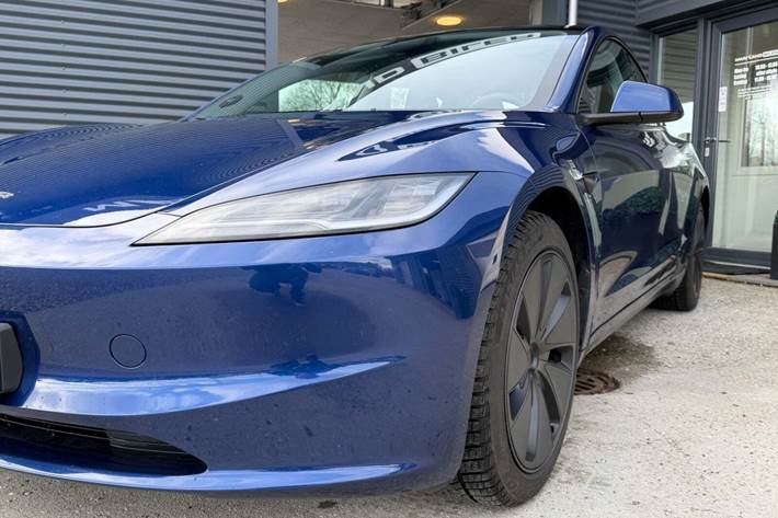 Blå Tesla Model 3 fra 2024