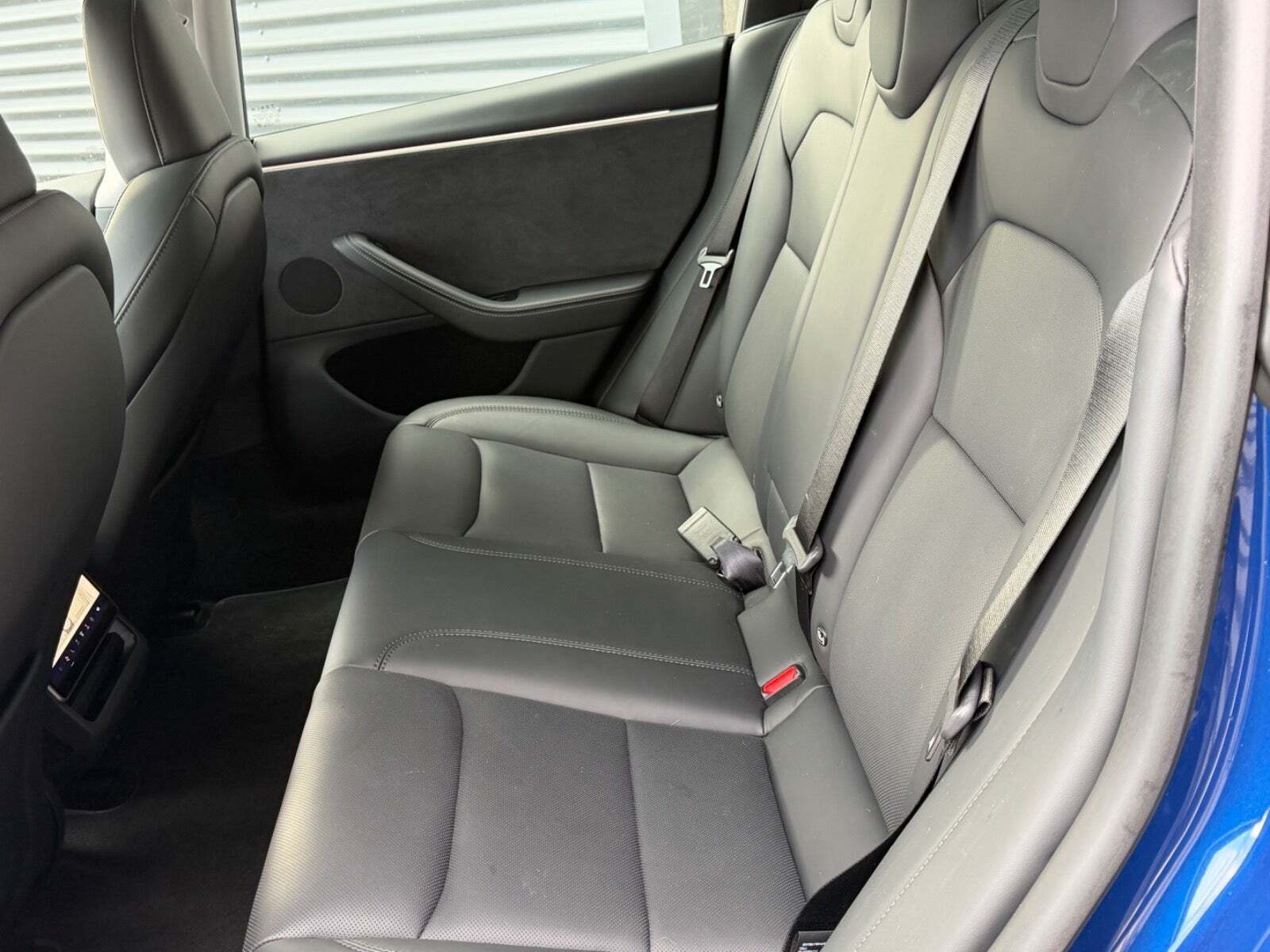 Blå Tesla Model 3 fra 2024