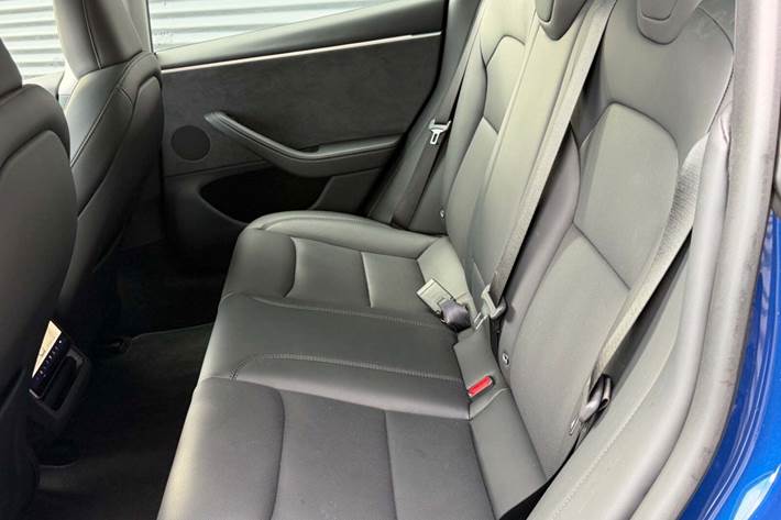 Blå Tesla Model 3 fra 2024